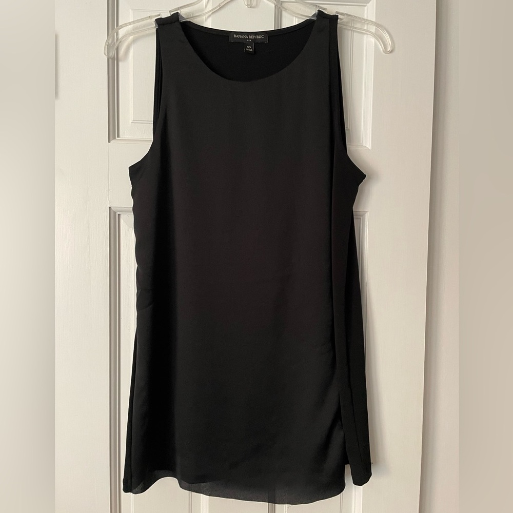 Banana Republic Women’s Extra Small Sleek Black Sleeveless Shirt